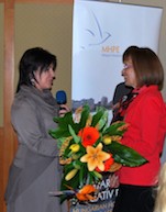 Judit Schaffer, President of the Hungarian Hospice Palliative Association, awards the Alaine Polcz medal to Dr Katalin Hegedűs      