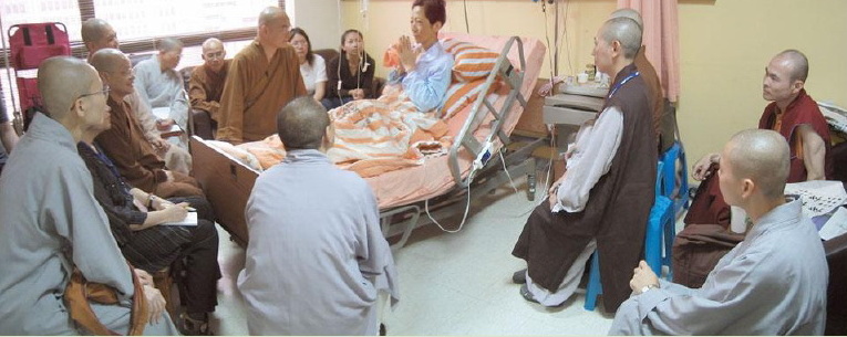 Huimin Bhikshu gives a bedside teaching demonstration for Clinical Buddhist Chaplains 